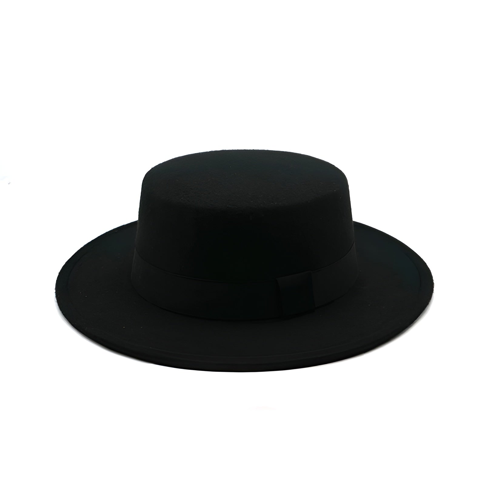 Homme souriant portant un Fedora vert olive, en extérieur