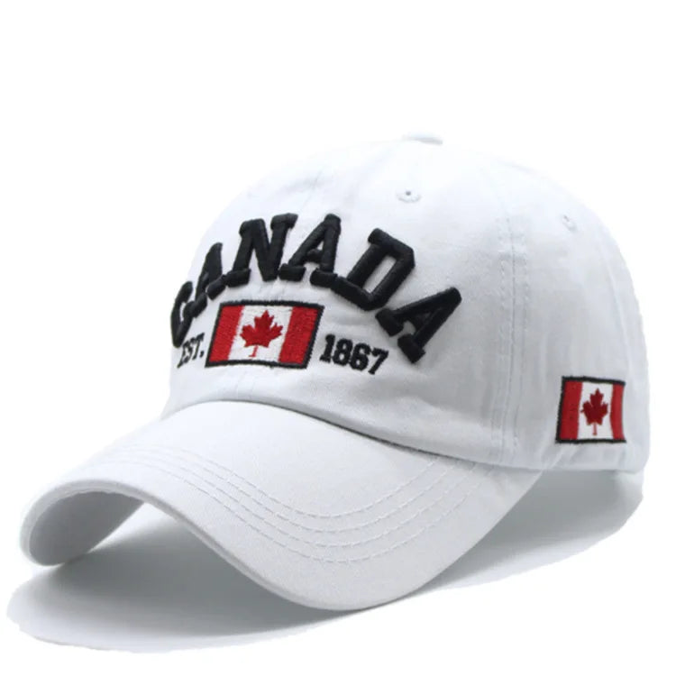Vue latérale d'une casquette ajustable avec broderie