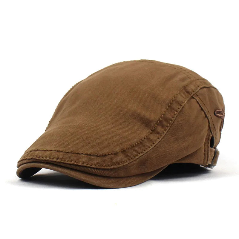 Béret en coton beige, posé sur une table en bois clair