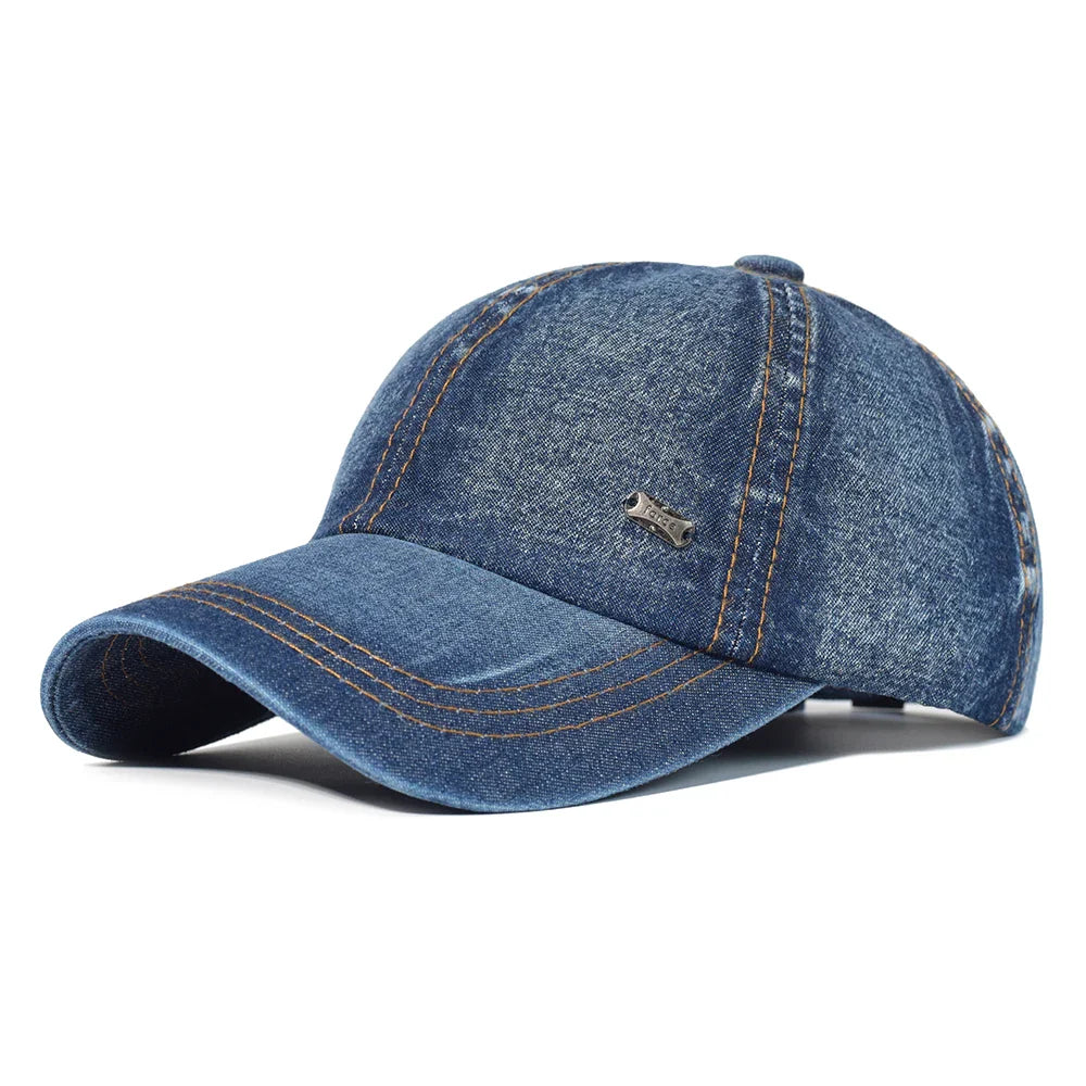 Casquette denim portée par un mannequin, style décontracté