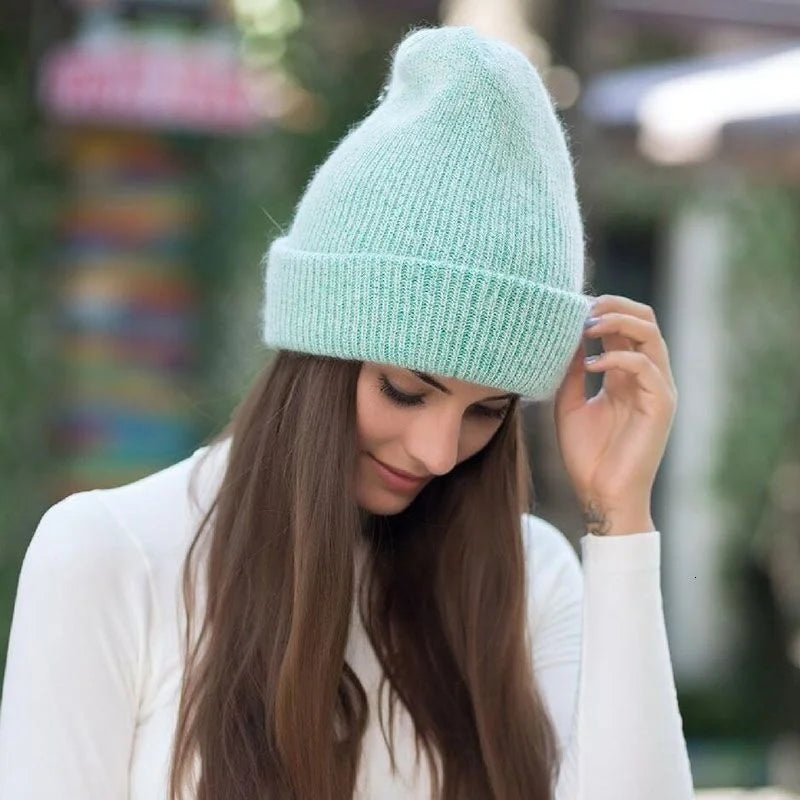 Vue latérale du bonnet montrant sa coupe ajustée