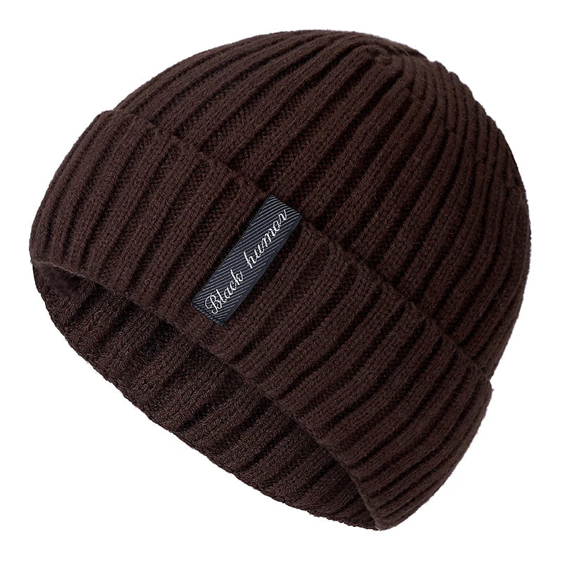 Homme ajustant le bonnet, expression concentrée