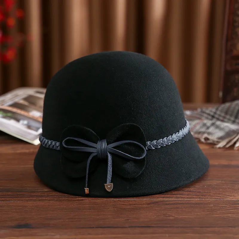 Chapeau cloche marron sur fond blanc, style rétro