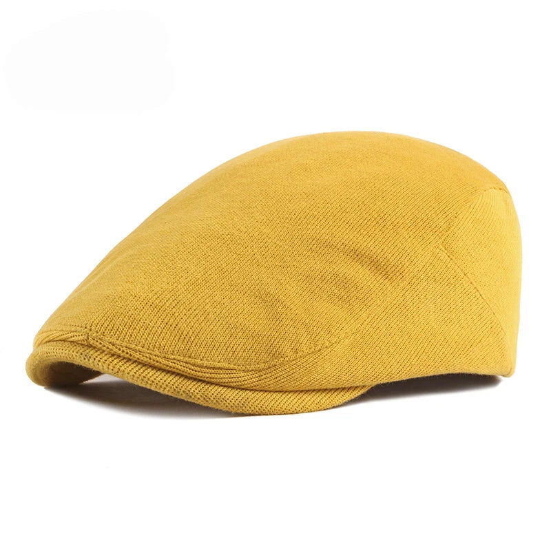 Béret en coton sur fond de paysage estival