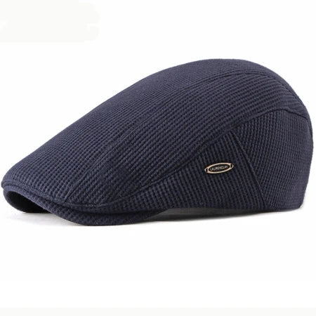 Homme en profil portant un béret, arrière-plan flou