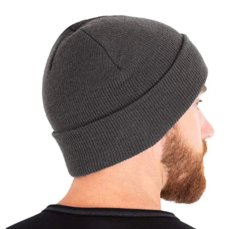 Homme portant un bonnet gris avec un fond urbain flou