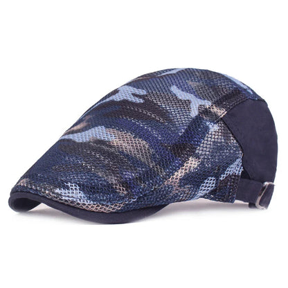 Homme ajustant un béret en coton, expression confiante