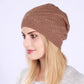 Bonnet tricot ajouré gris clair sur fond blanc