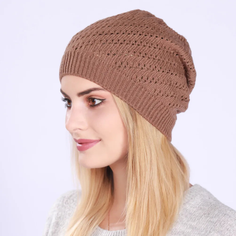 Bonnet tricot ajouré gris clair sur fond blanc