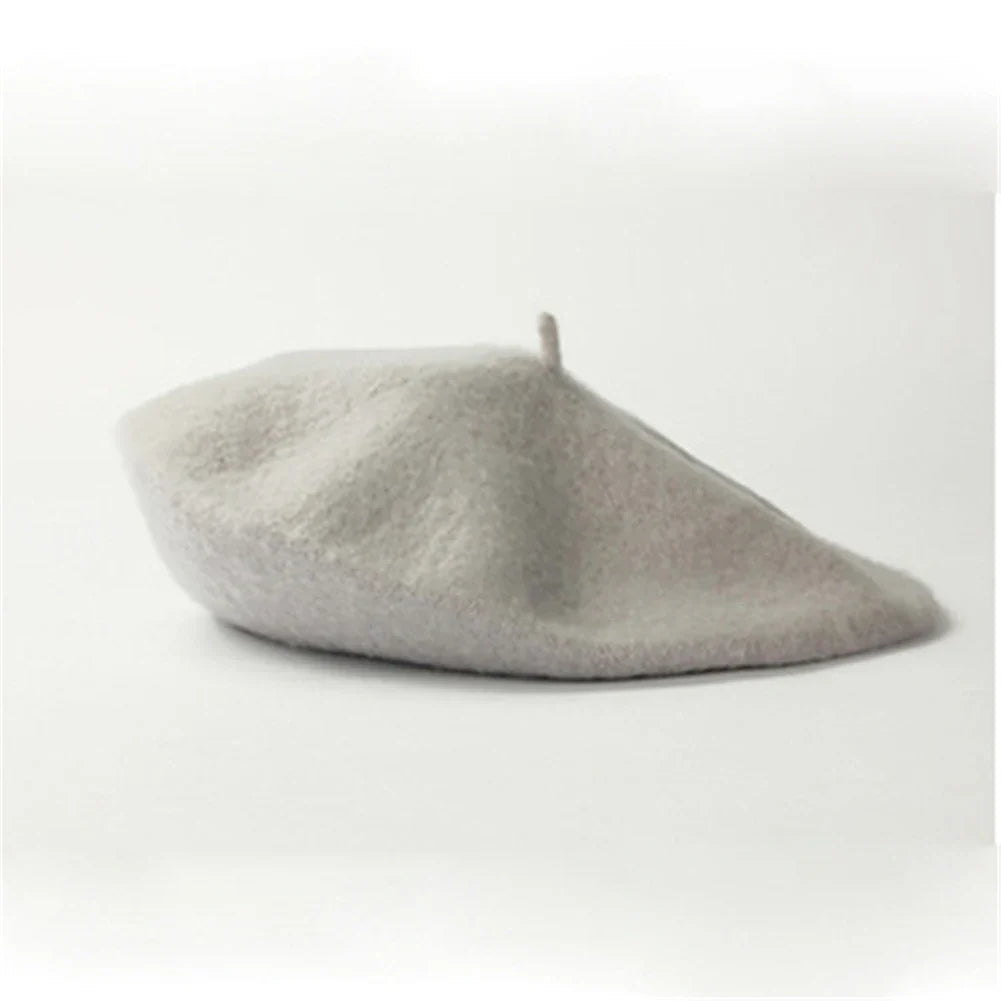 Béret basque posé sur un fond de tissu beige
