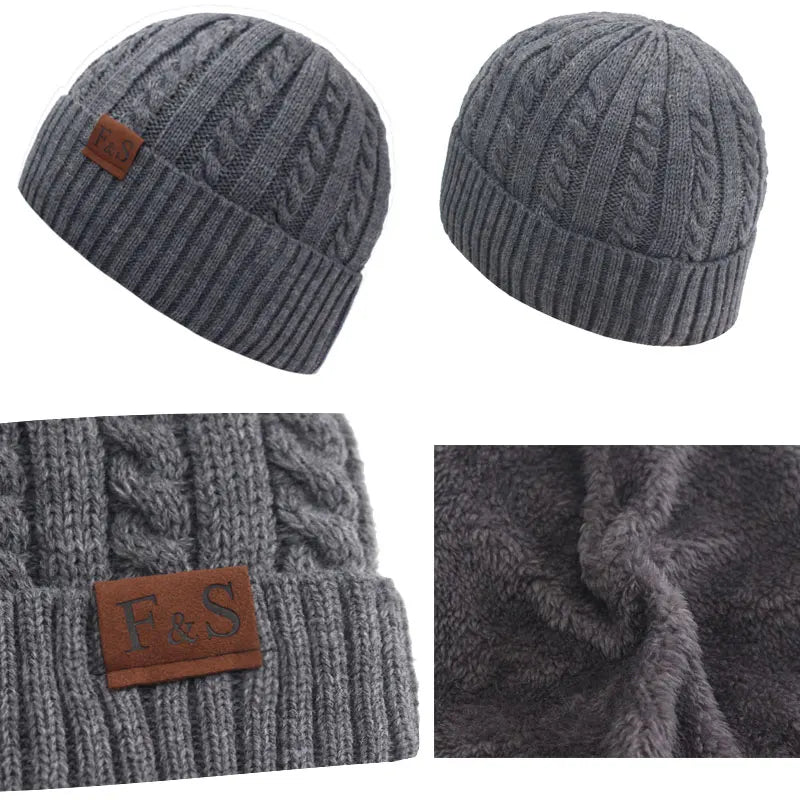 Bonnet en tricot doux posé sur une surface