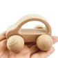 Hochet en bois en forme de voiture avec roues visibles