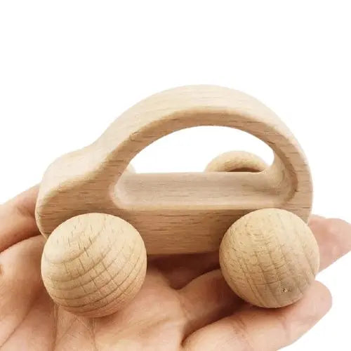Hochet en bois en forme de voiture avec roues visibles