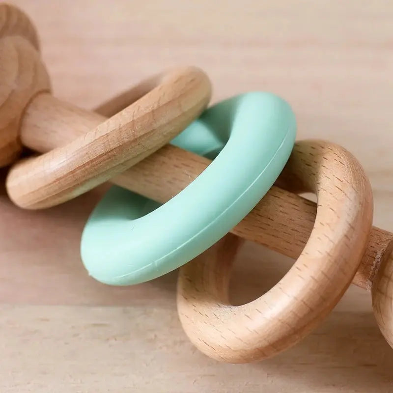 Vue latérale du hochet en bois pour bébé