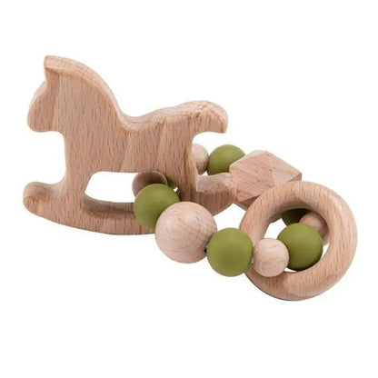 Vue latérale du hochet cheval, bois lisse et perles