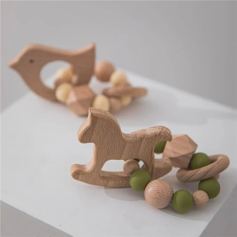 Hochet en bois en forme de cheval avec perles colorées