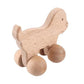 Vue latérale du hochet chien en bois pour bébé