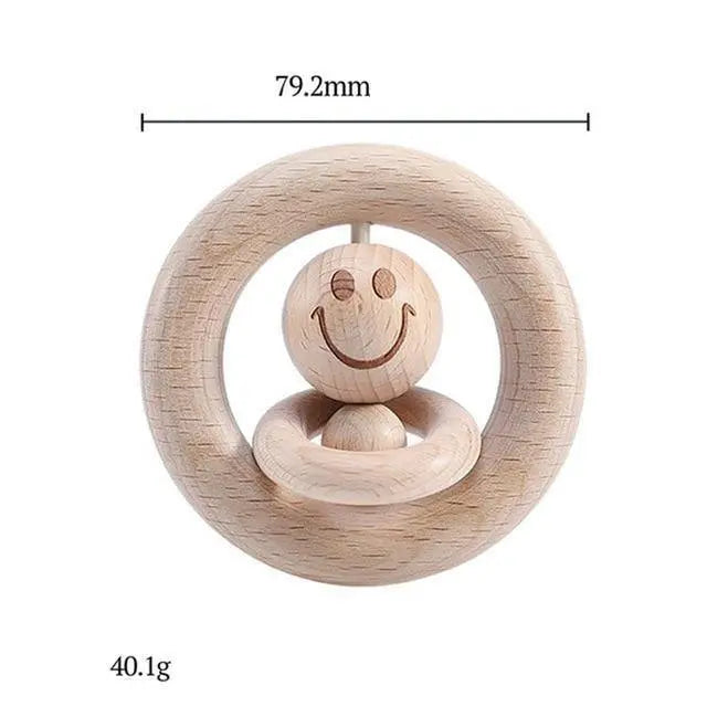 Hochet en bois circulaire posé sur une table en bois clair