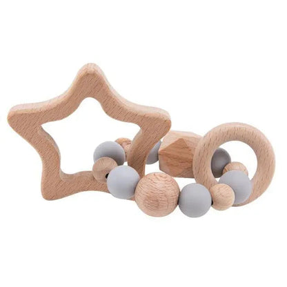 Vue de côté d'un hochet étoile en bois avec perles