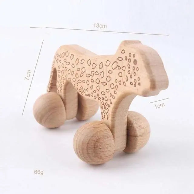 Hochet en bois en forme de léopard sur fond blanc