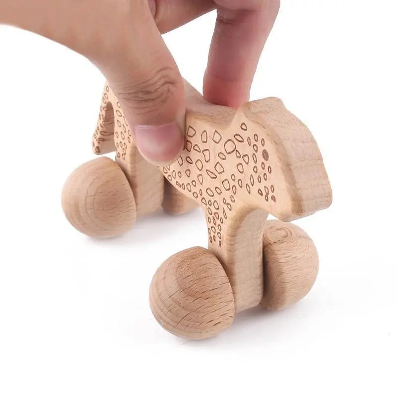 Gros plan sur le hochet léopard en bois, roues visibles