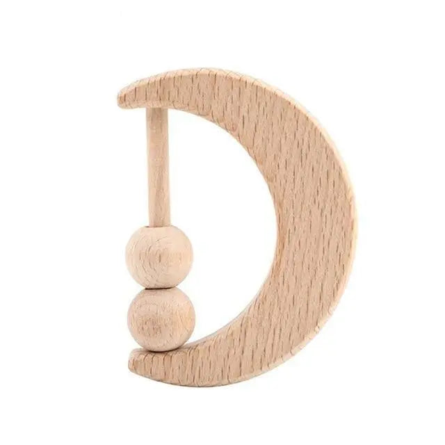 Vue rapprochée d'un hochet en bois, design croissant de lune