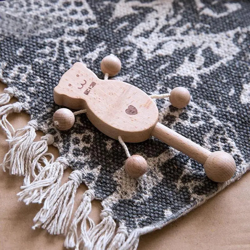 Hochet en bois en forme d'ours sur fond blanc
