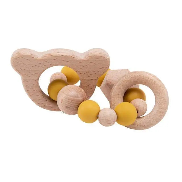 Gros plan sur un hochet ours en bois avec perles