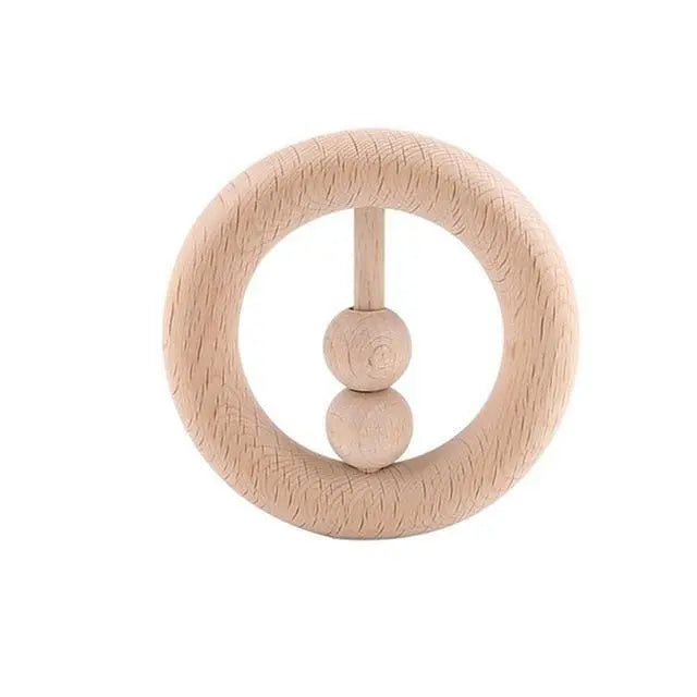 Hochet en bois circulaire sur fond blanc