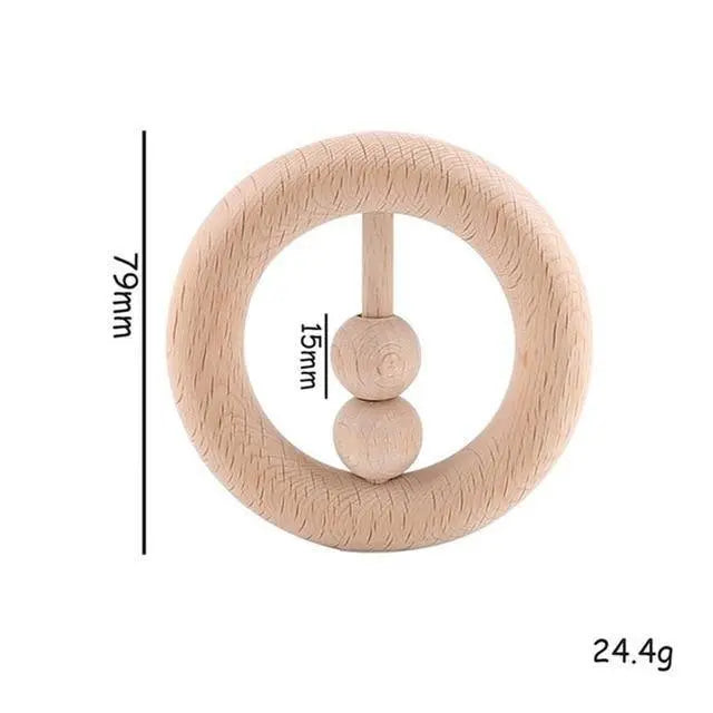 Gros plan sur un hochet en bois naturel