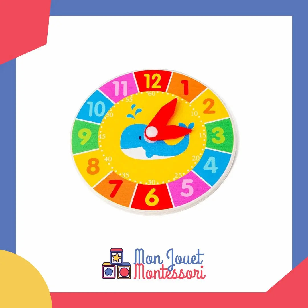 Enfant jouant avec une horloge en bois pour apprendre l'heure