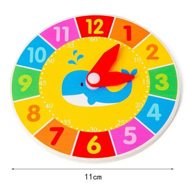 Horloge en bois colorée avec chiffres et aiguilles mobiles