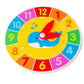 Vue rapprochée d'une horloge éducative en bois pour enfants