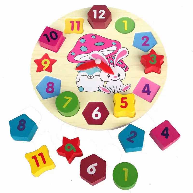 Enfant jouant avec une horloge Montessori en bois multicolore