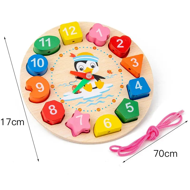 Vue rapprochée d'une horloge éducative en bois avec aiguilles mobiles