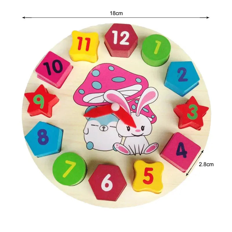 Enfant apprenant à lire l'heure avec une horloge en bois