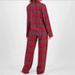 Femme portant un ensemble détente en flanelle rouge