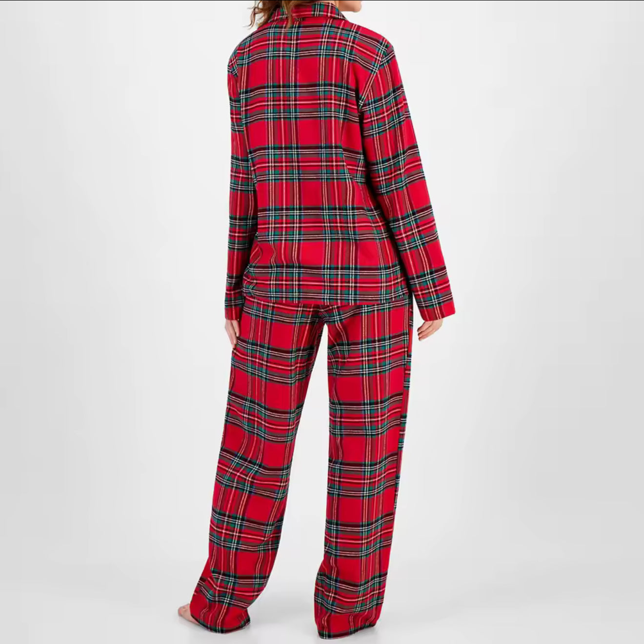 Femme portant un ensemble détente en flanelle rouge