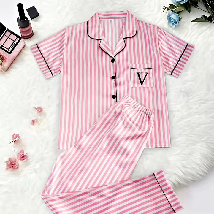 Pyjama en satin sur cintre, montrant le motif rayé