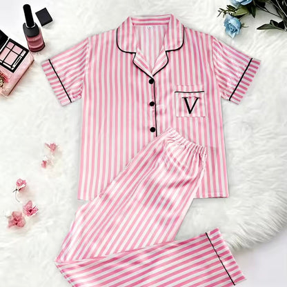 Pyjama en satin sur cintre, montrant le motif rayé
