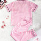 Femme portant un pyjama en satin rayé, vue de face