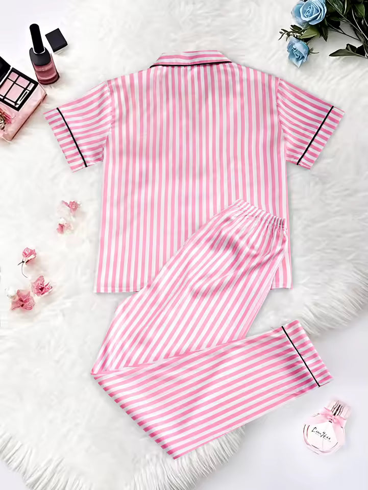 Femme portant un pyjama en satin rayé, vue de face