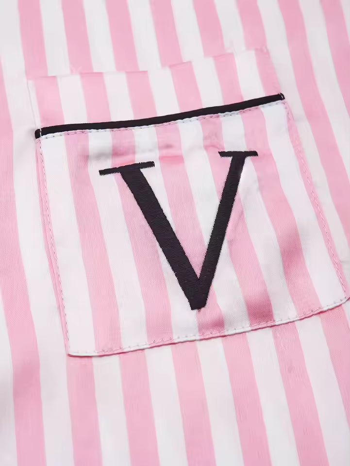 Détail de la poche brodée sur le pyjama en satin