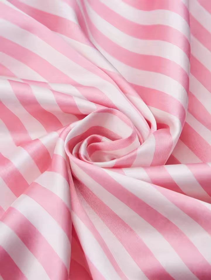 Gros plan sur le col rabattu et boutons du pyjama