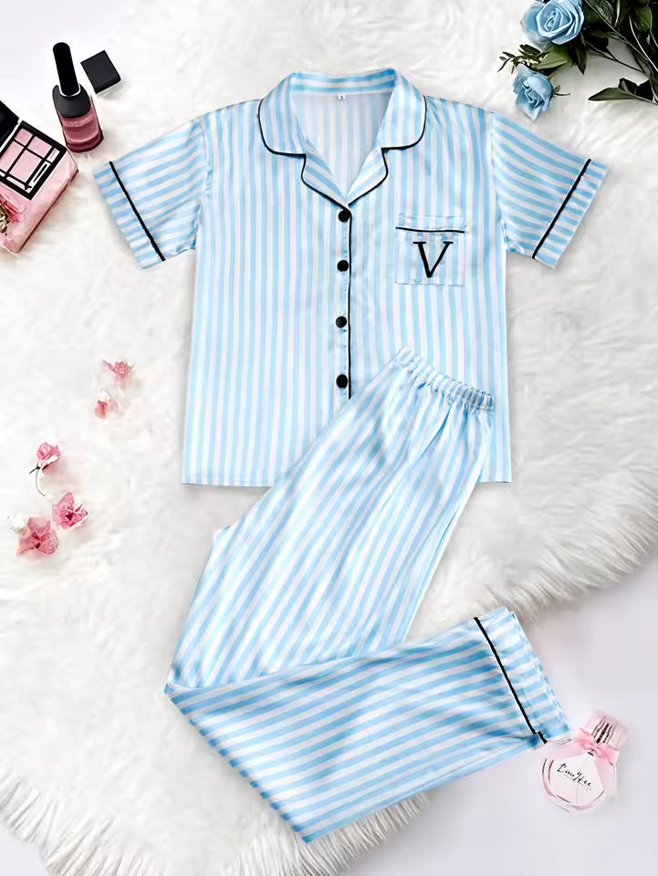 Femme assise, portant un pyjama rayé élégant
