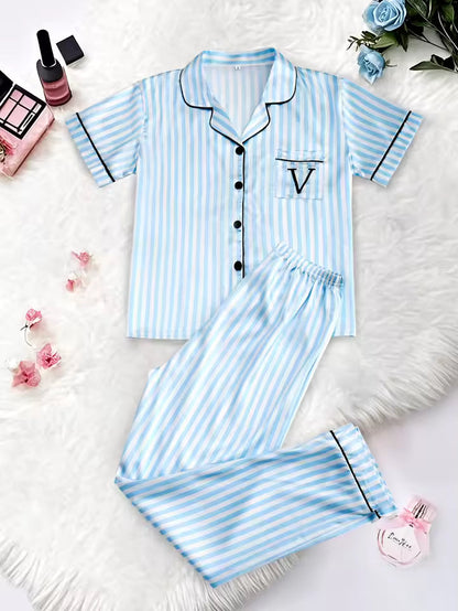 Femme assise, portant un pyjama rayé élégant