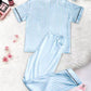 Détail du tissu satiné et fluide du pyjama