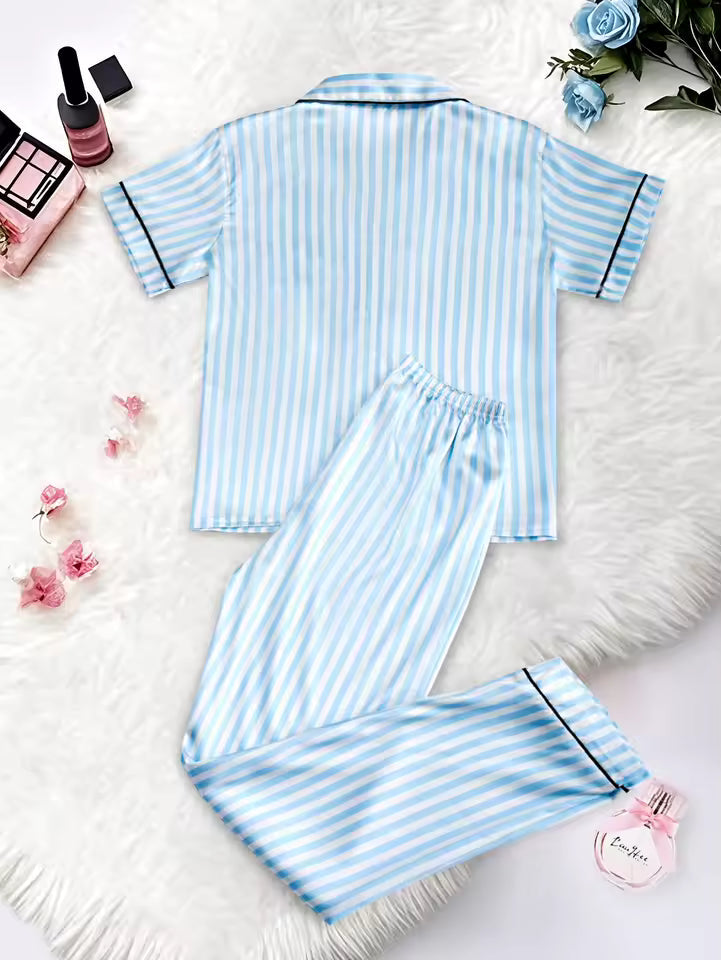 Détail du tissu satiné et fluide du pyjama