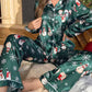Pyjama en satin plié sur une surface en bois