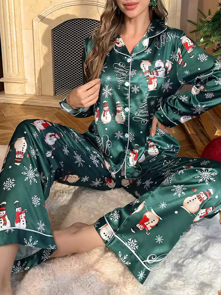 Pyjama en satin plié sur une surface en bois